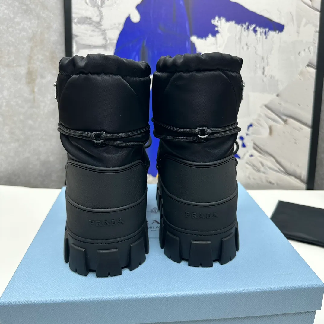 👟👟Ex-factory price 660👟👟 The highest version on the market, Prada's king style, snow boots, ski boots, chubby, so cute and cute →_→ From the Prada limited series, unique. Shiny nylon Oblique upper with criss-cross straps for an ideal fit. The boots are made of technical fabric and have a short-cut version. They can be worn in the city or in the mountains. They make the calves slimmer, taller, warmer and have a concave shape. The boots and soles use the original waterproof effect. The size is 35-40. 41Customized